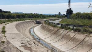 El canal del postrasvase, sin agua, a su paso por Santomera (Región de Murcia).
