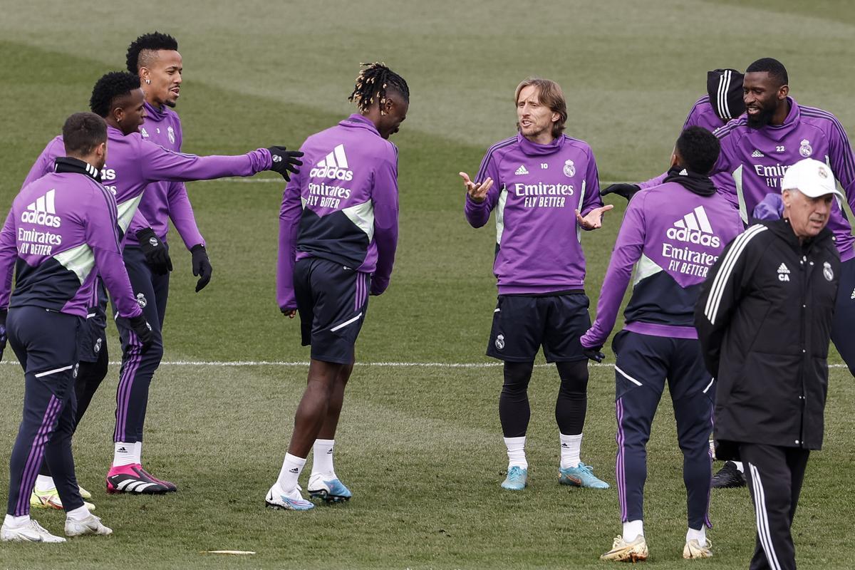 Modric y Camavinga bromean durante el entrenamiento del Real Madrid de este miércoles en Valdebebas.