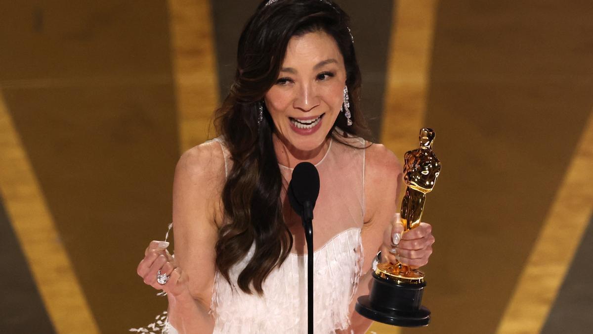 La actriz Michelle Yeoh se mostró muy emocionada al recoger su Oscar a mejor actriz.
