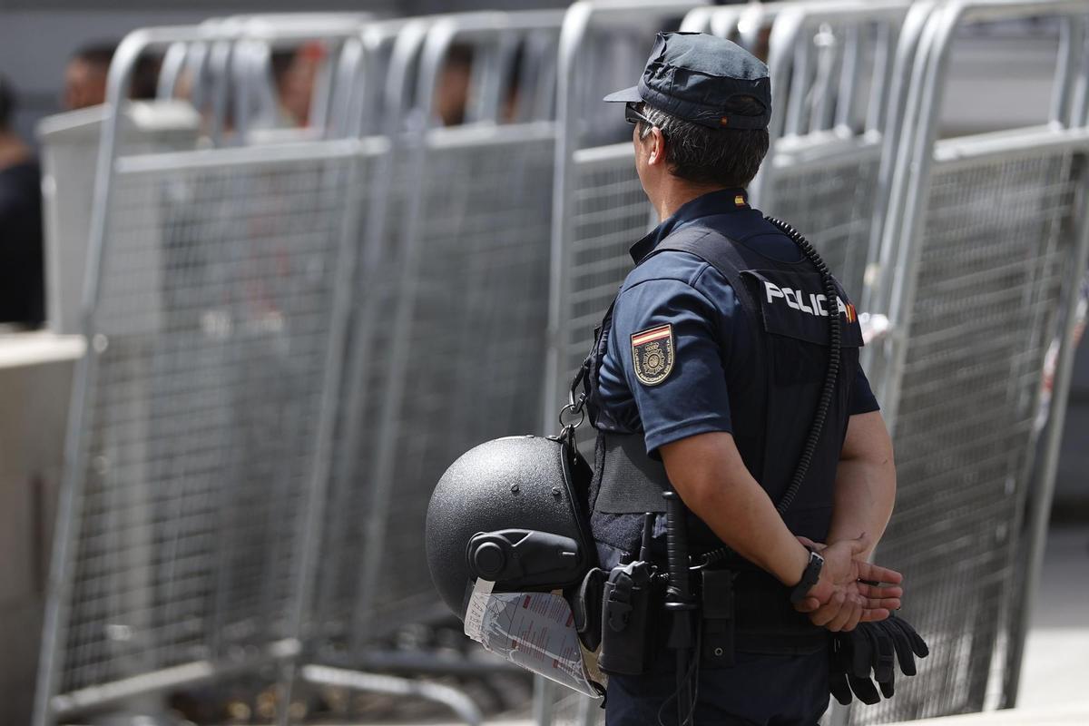 Imagen de esta semana de un policía vigilando junto a varias vallas de seguridad en Madrid. La próxima cumbre de la OTAN se celebrará en Madrid los días 29 y 30 de junio. EFE/ Mariscal
