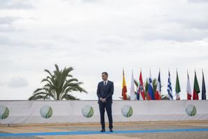 El presidente del Gobierno de España, Pedro Sánchez, espera para recibir a los mandatarios que participan en la Cumbre Euromediterránea EU-MED9.