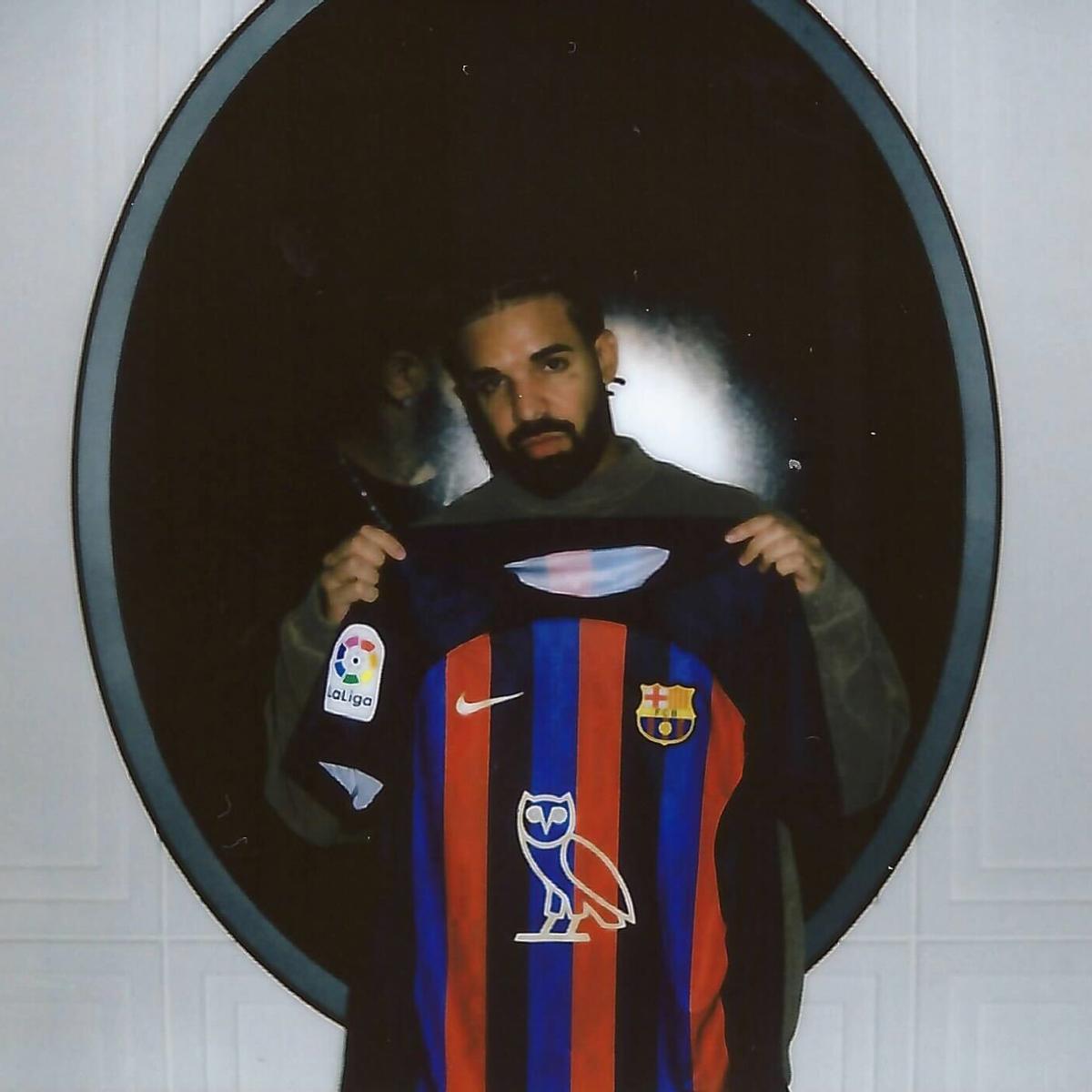 Drake con la nueva camiseta del Barça para el Clásico. Drake con la nueva camiseta del Barça para el Clásico.