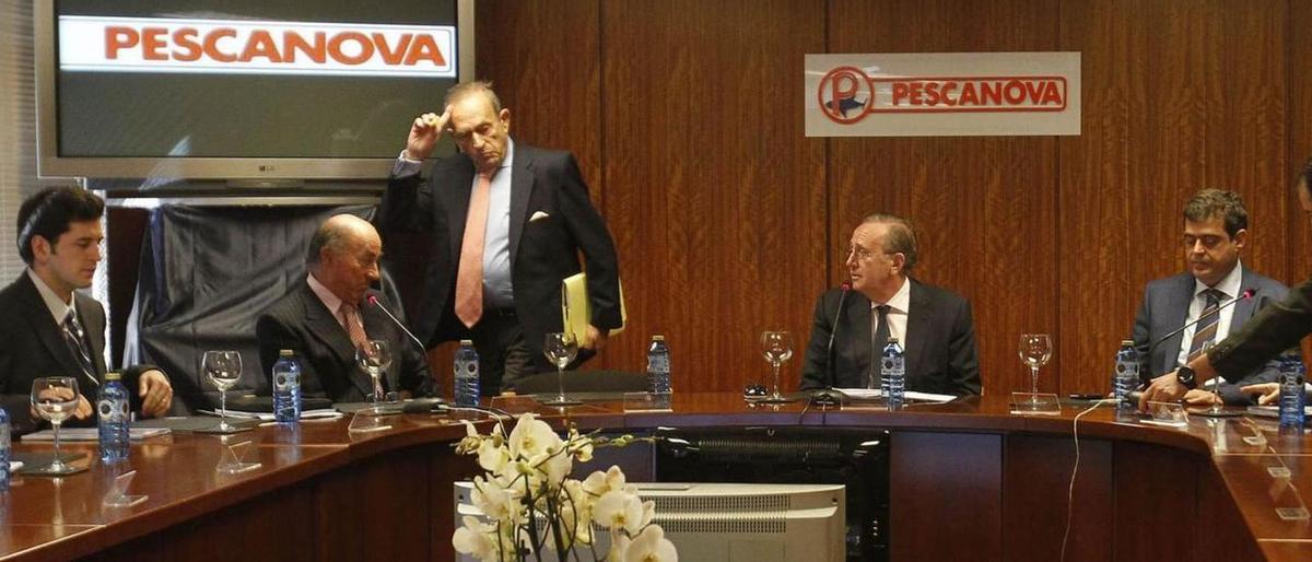 Desde la izquierda, Pablo Fernández, Alfonso Paz-Andrade, José Antonio Pérez-Nievas, Manuel Fernández de Sousa y César Mata (secretario), en un consejo del año 2012. Desde la izquierda, Pablo Fernández, Alfonso Paz-Andrade, José Antonio Pérez-Nievas, Manuel Fernández de Sousa y César Mata (secretario), en un consejo del año 2012.