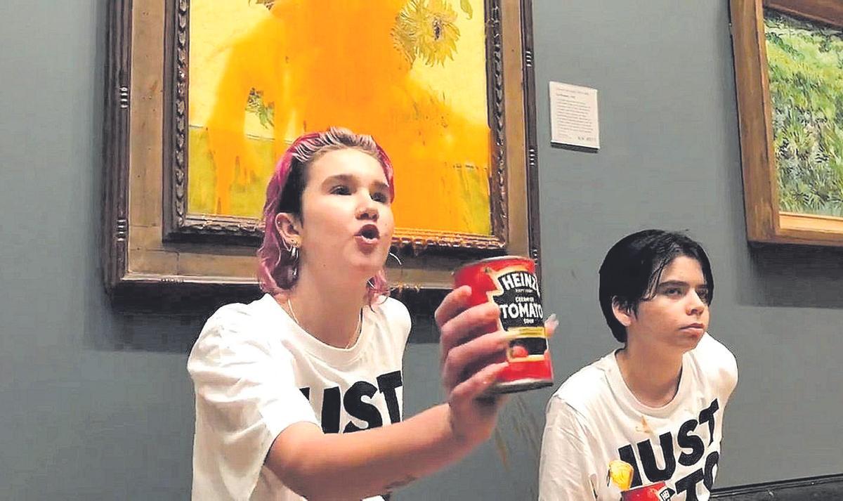 Anna Holland es una de las dos activistas que tiraron sopa de tomate contra Los girasoles de Van Gogh.