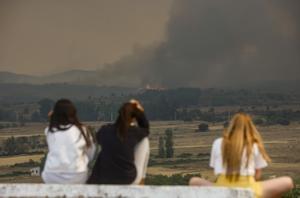 Varias personas observan las llamas y el humo del incendio en Bejís desde el municipio de El Toro, a 17 de agosto de 2022, en Castellón, Comunidad Valenciana (España).