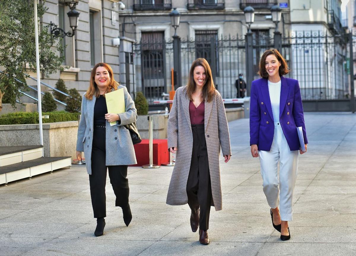 Irene Montero, junto a la secretaria de Estado de Igualdad y Contra la Violencia de Género, Ángela Rodríguez, y la secretaria de Igualdad del PSOE, Andrea Fernández.