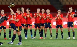 Alexia Putellas ofrece el Balón de Oro a la afición en un partido con la selección femenina.