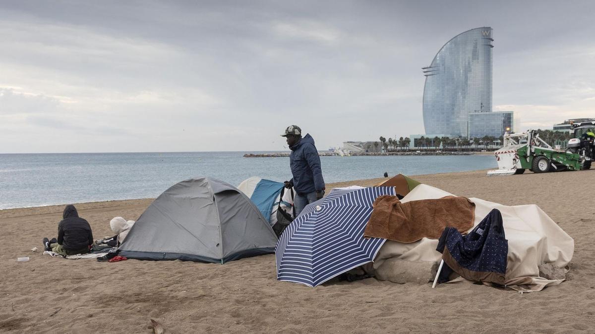 Parte del grupo de subsaharianos que llevan meses acampados en las playas de la Barceloneta.