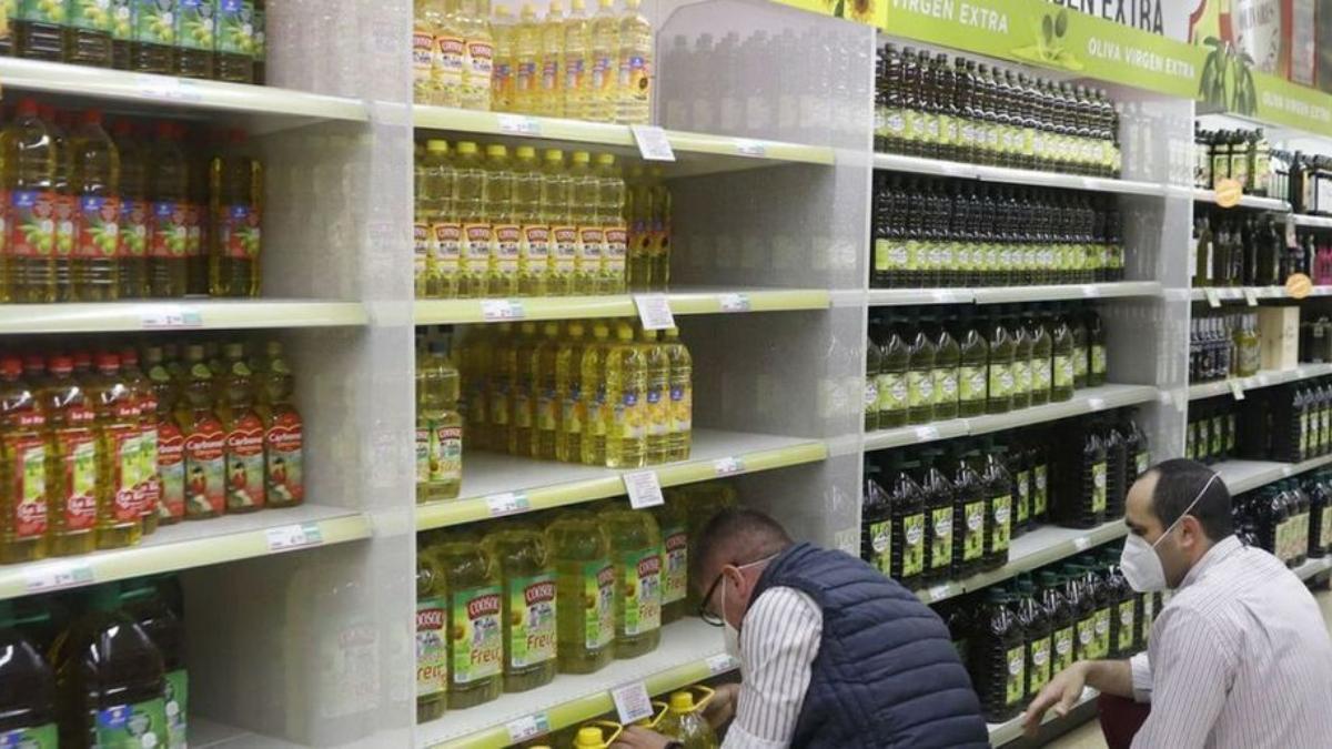 Profesionales trabajan con el aceite en un supermercado. A. J. GONZÁLEZ Profesionales trabajan con el aceite en un supermercado. A. J. GONZÁLEZ