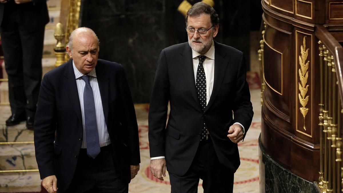 Jorge Fernández Díaz y Mariano Rajoy, en el pleno del Congreso de los Diputados.