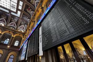 Vista de las pantallas que muestran la evolución del IBEX 35 tras la apertura de la Bolsa de Madrid.