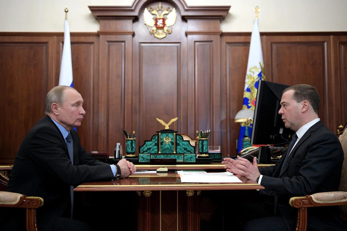 El presidente de Rusia, Vladimir Putin, junto con el expresidente del país y actual jefe de la Comisión de Seguridad, Dimitri Medvedev.
