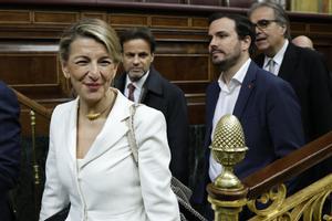Alberto Garzón, tras Yolanda Díaz durante el debate de la moción de censura