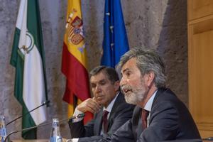 El presidente del Consejo General del Poder Judicial (CGPJ), Carlos Lesmes (d), acompañado del presidente del Tribunal Superior de Justicia de Andalucía, Ceuta y Melilla, Lorenzo del Río (i), este miércoles en el palacio de Carlos V de Granada.