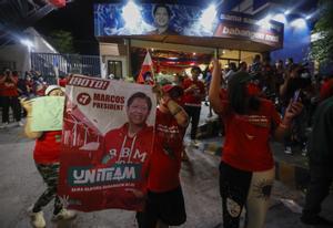 Partidarios de Marcos celebran su victoria en Filipinas.