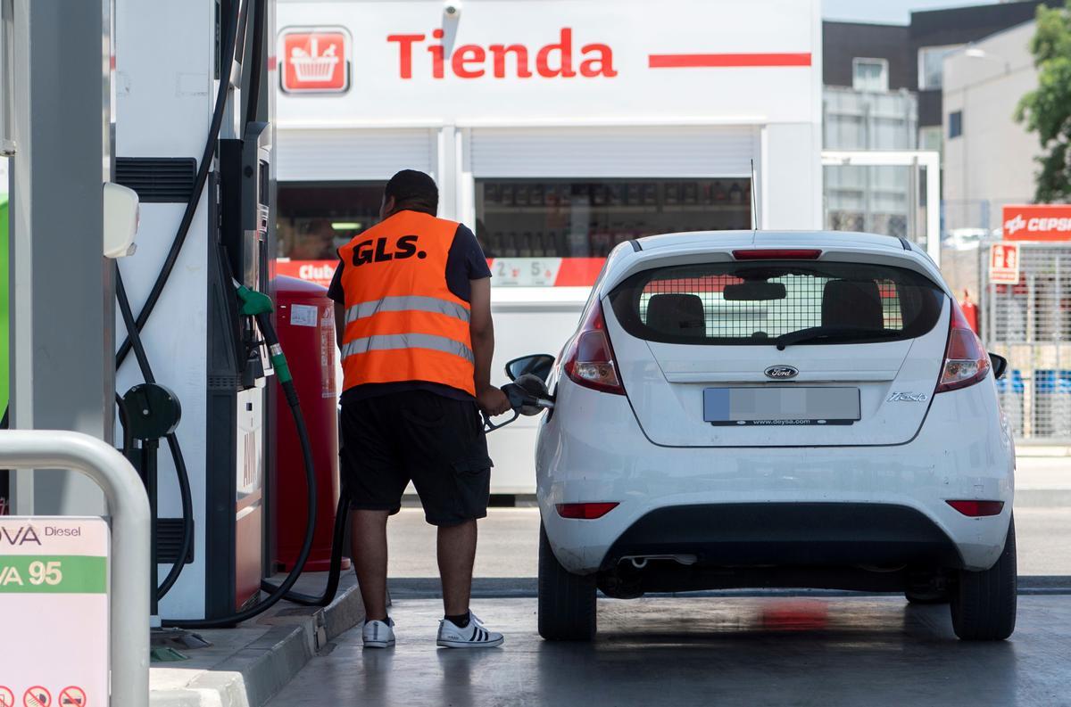El precio de la gasolina y del gasóleo sigue en caída y sitúa a ambos por debajo de antes de la bonificación