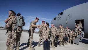 Un grupo de militares de regreso de Afganistán tras participar en una misión de la OTAN. 