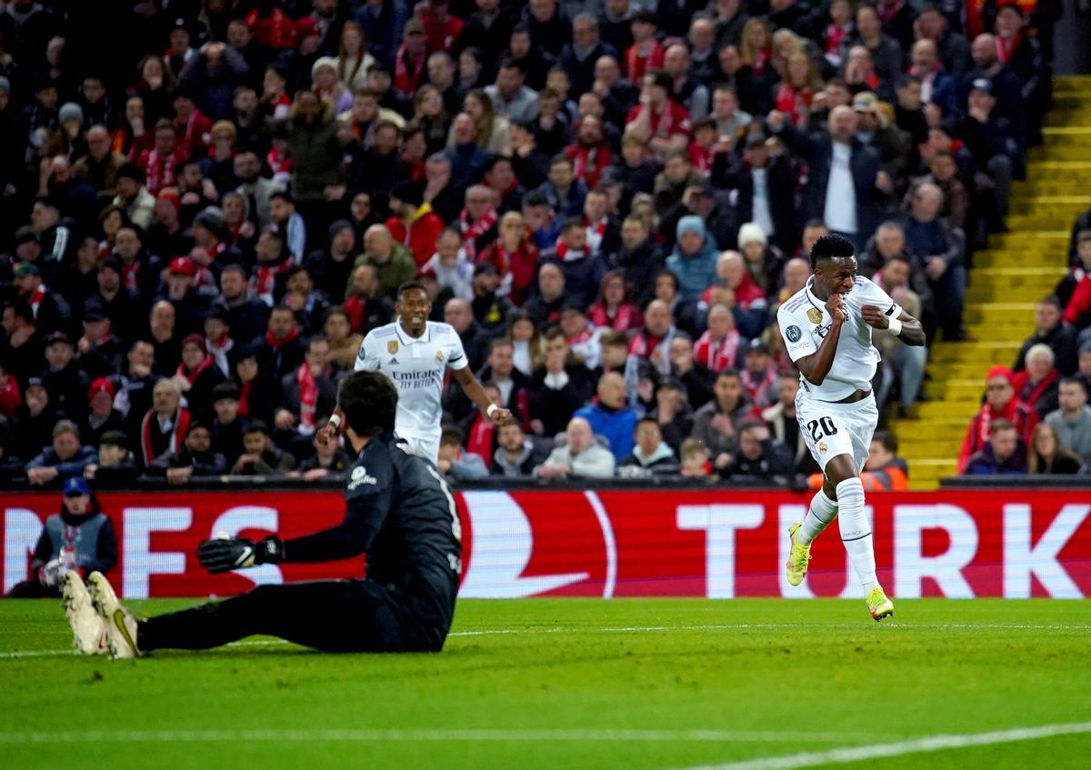 Vinicius Junior celebra el primero de sus dos goles con el Real Madrid en Anfield.