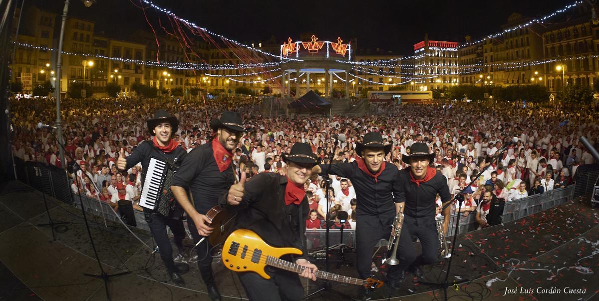 Puro Relajo, la banda navarra que arrasa tocando música mexicana | El  Periódico de España