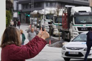 Dos mujeres apoyan a los camiones que circulan en una marcha por la avenida de Lugo, en el centro de Santiago de Compostela, durante el octavo día de paro indefinido en el sector del transporte, a 21 de marzo de 2022.