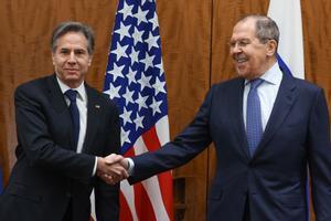 El Secretario de Estado de EEUU, Antony Blinken (izda.) y el ministro de Relaciones Exteriores de Rusia, Sergei Lavrov (dcha.).
