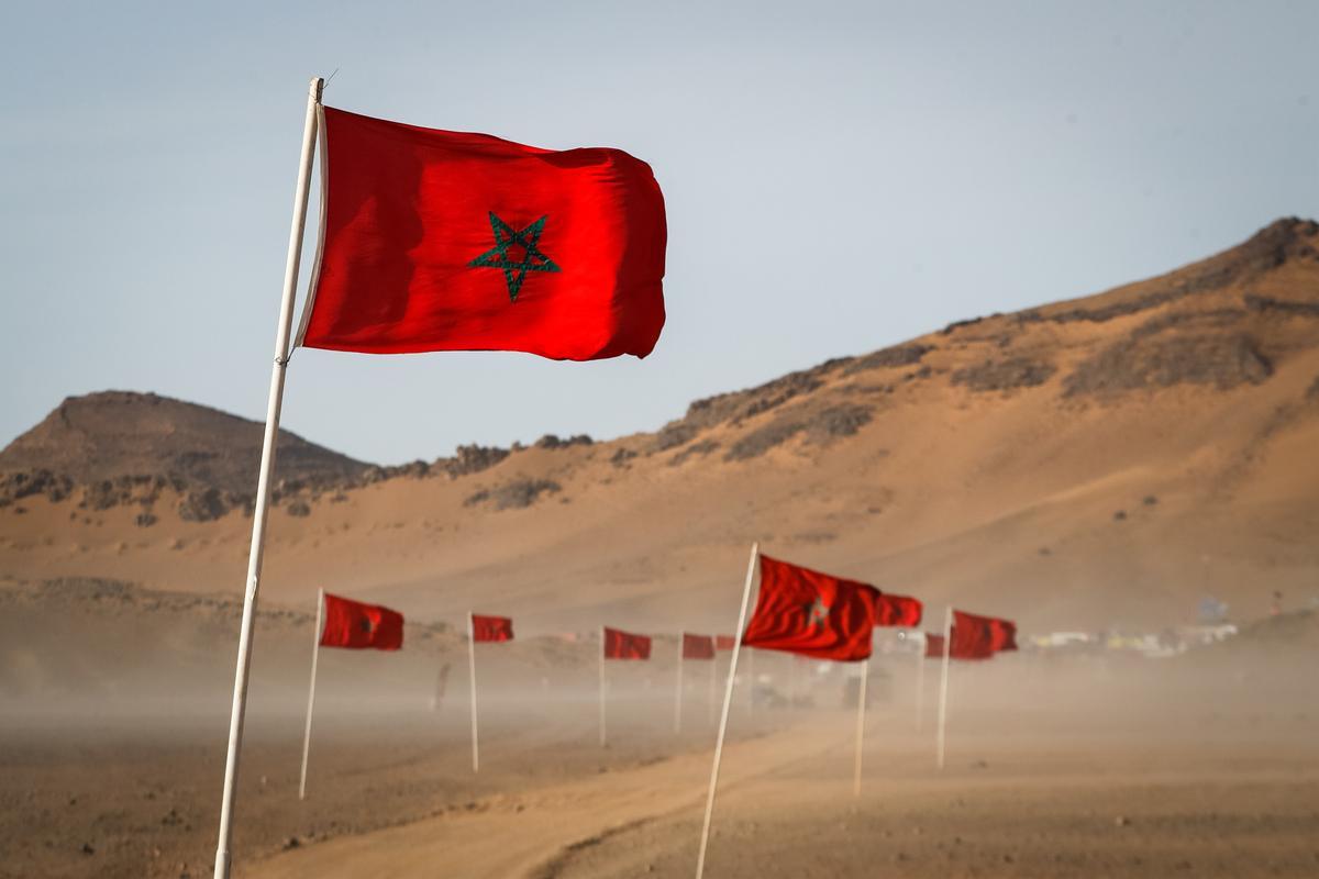 Banderas de Marruecos en el desierto