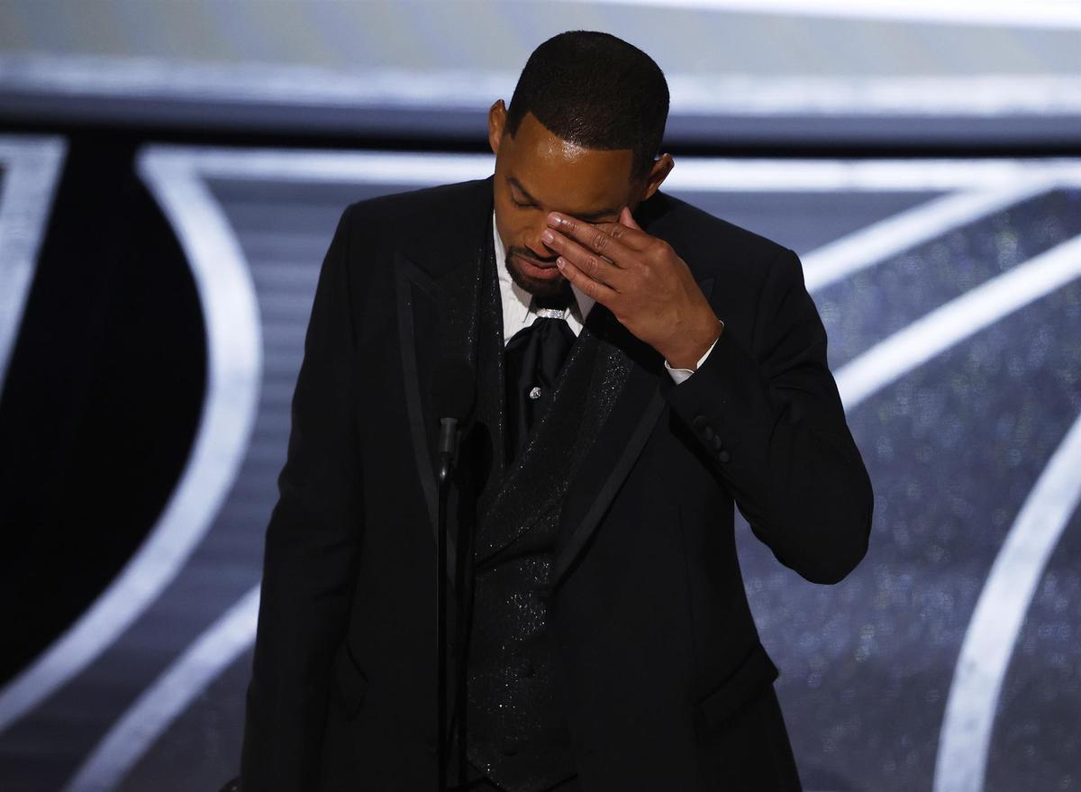 El actor Will Smith llora tras recoger el premio Oscar a mejor actor. 