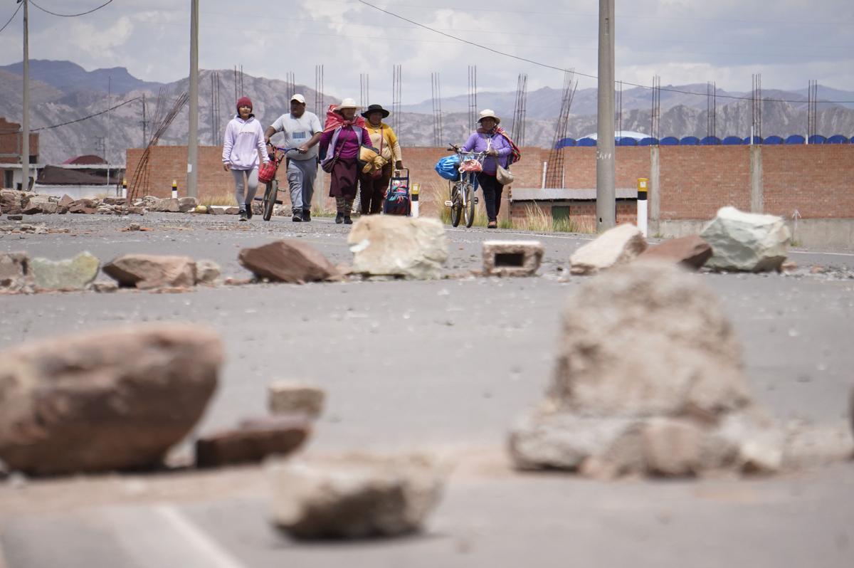 Personas caminan por una calle bloqueada en el lado peruano de la población de Desaguadero, en la frontera con Bolivia, en una fotografía de archivo. 