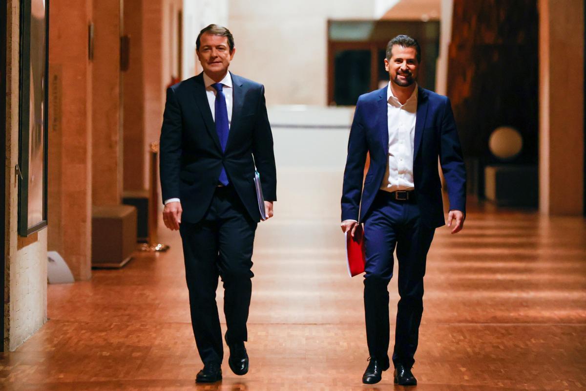 El candidato del Partido Popular a la presidencia de Castilla y León, Alfonso Fernández Mañueco, y el candidato del PSOE, Luis Tudanca, llegando al debate.