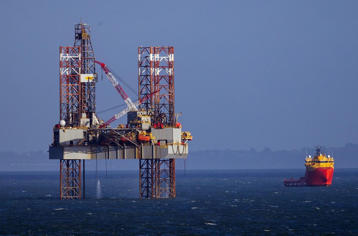 El petróleo cae a mínimos desde enero ante el frenazo de China