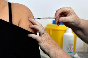 Una mujer recibe la inyección de una vacuna en Dublín.