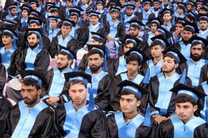 Kandahar (Afganistán), 05/12/2022.- Estudiantes varones afganos atienden a la ceremonia de graduación en la Universidad de Kandahar. Se gradúan en enfermería, farmacia y como dentistas. 