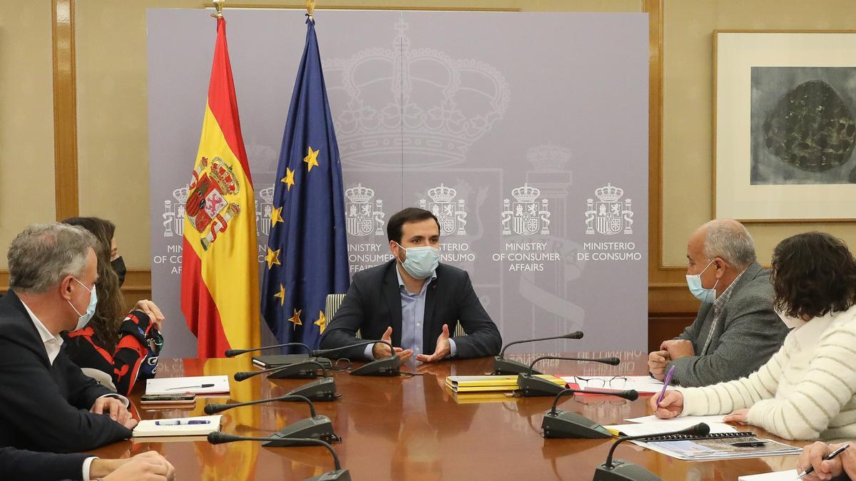 El ministro Alberto Garzón preside una reunión con representantes de la Coordinadora de Organizaciones de Agricultores y Ganaderos (COAG) en el Ministerio de Consumo.