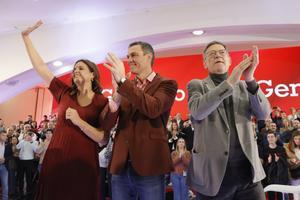 El presidente del Gobierno, Pedro Sánchez (c), el presidente de la Comunidad Valenciana, Ximo Puig (d) y la vicealcaldesa de Valencia y candidata a la alcaldia, Sandra Gómez (i).