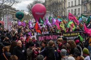 Los sindicatos mantienen la presión contra Macron en la calle.