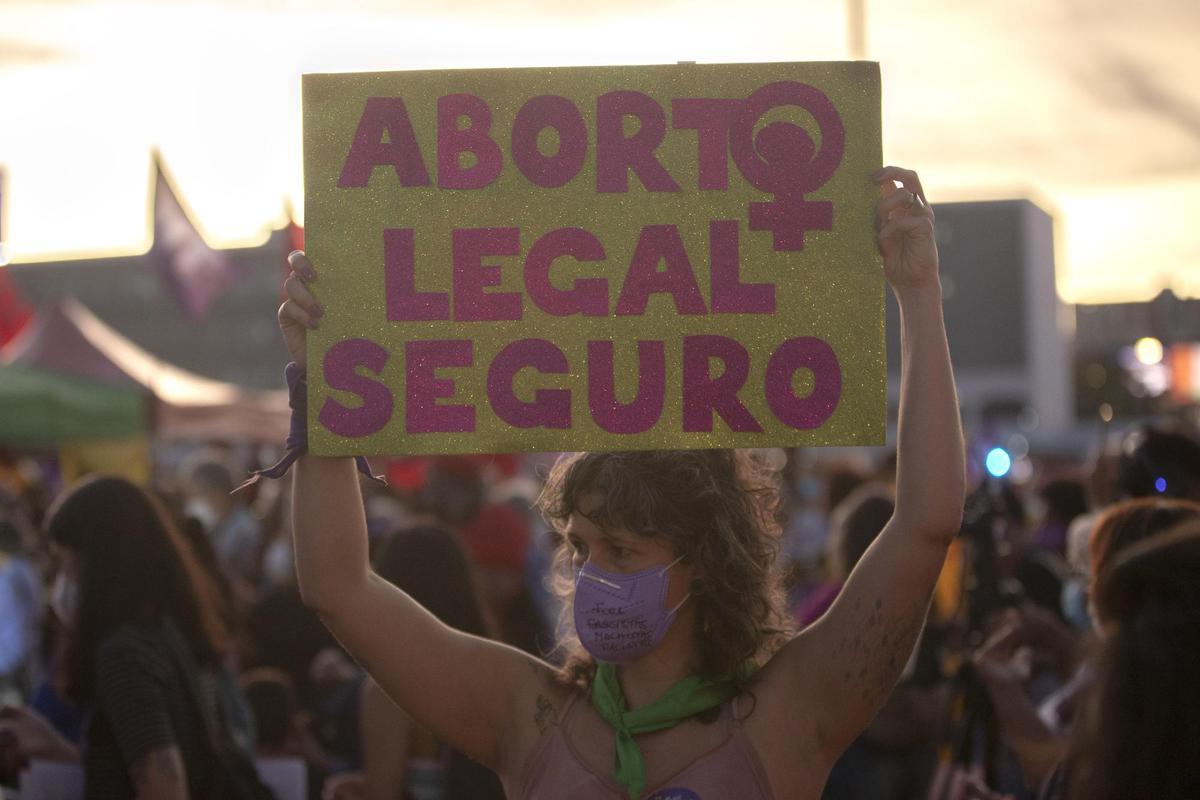 Una mujer sostiene un cartel a favor del aborto legal durante la movilización para conmemorar el Día Internacional de la Mujer, en Brasilia (Brasil). EFE/ Joédson Alves
