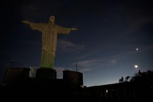 Fotogalería: la estatua del Cristo Redentor de Río de Janeiro, a oscuras en solidaridad con Vinícius