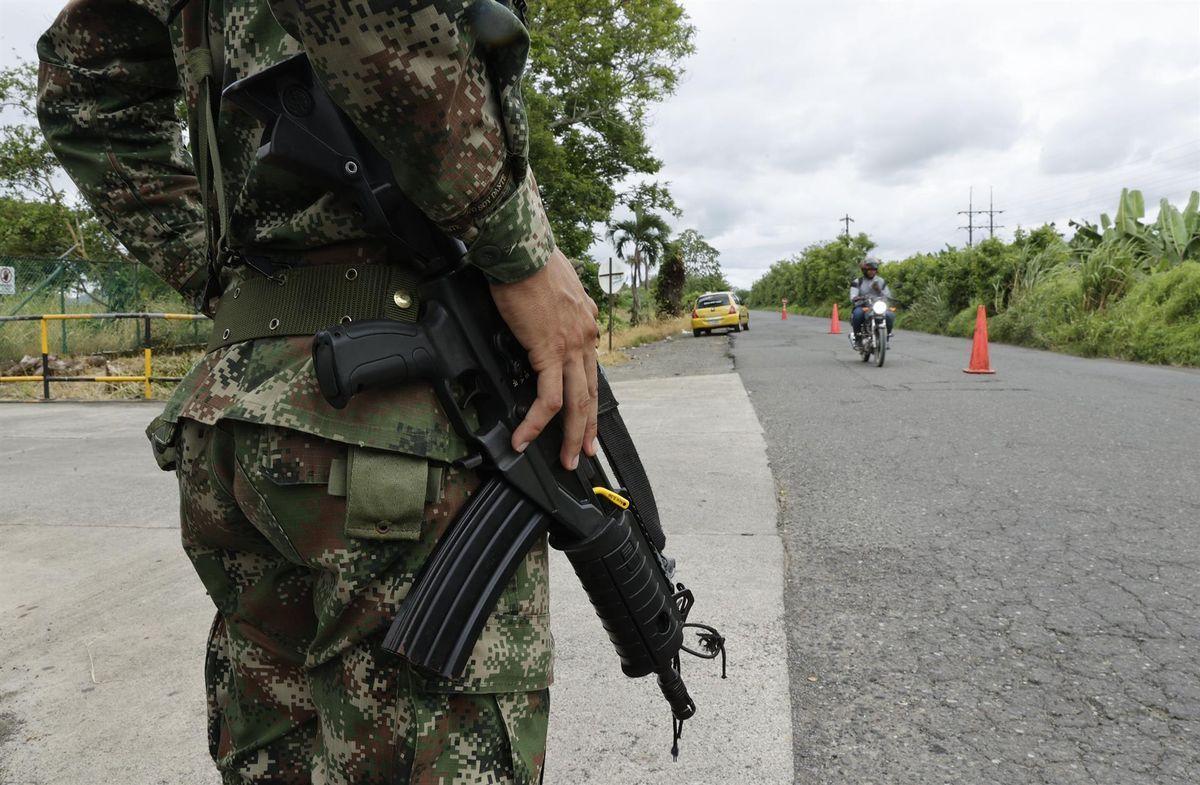 Soldados vigilan una carretera en Colombia.