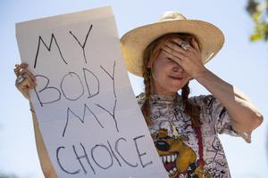 Los Angeles (United States), 24/06/2022.- A pro choice demonstrator reacts while holding a poster reading ’My body my choice’ during a protest following the decision by the US Supreme Court to overturn the Roe v. Wade ruling, in front of the US Federal Court in Los Angeles, California, 24 June 2022. The Supreme Court decision opens the possibility for states to ban abortion. (Protestas, Abierto, Estados Unidos) EFE/EPA/ETIENNE LAURENT