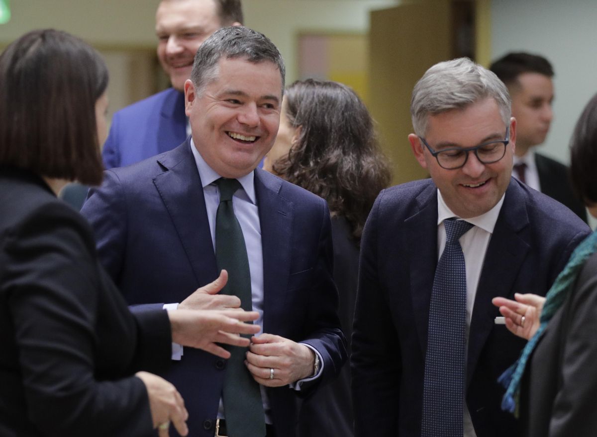 El presidente del Eurogrupo, el ministro de Finanzas de Irlanda, Paschal Donohoe (C), y el ministro de Finanzas de Austria, Magnus Brunne (d), al comienzo de la reunión de ministros de finanzas del Eurogrupo en Bruselas este 5 de diciembre. EFE/ EPA/OLIVIER HOSLET El presidente del Eurogrupo, el ministro de Finanzas de Irlanda, Paschal Donohoe (C), y el ministro de Finanzas de Austria, Magnus Brunne (d), al comienzo de la reunión de ministros de finanzas del Eurogrupo en Bruselas este 5 de diciembre. EFE/ EPA/OLIVIER HOSLET
