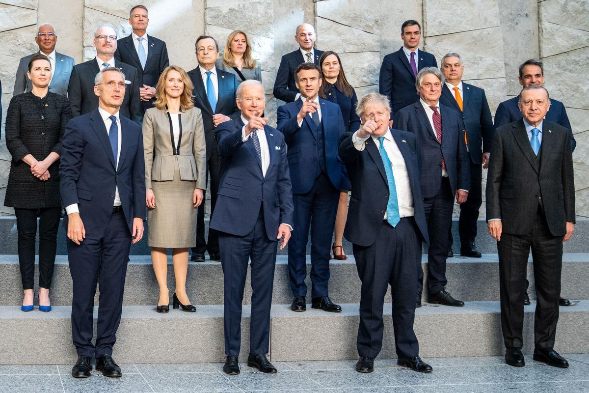 Foto de familia de los líderes mundiales en la cumbre de la OTAN. Arriba, en la esquina de la derecha, Pedro Sánchez.