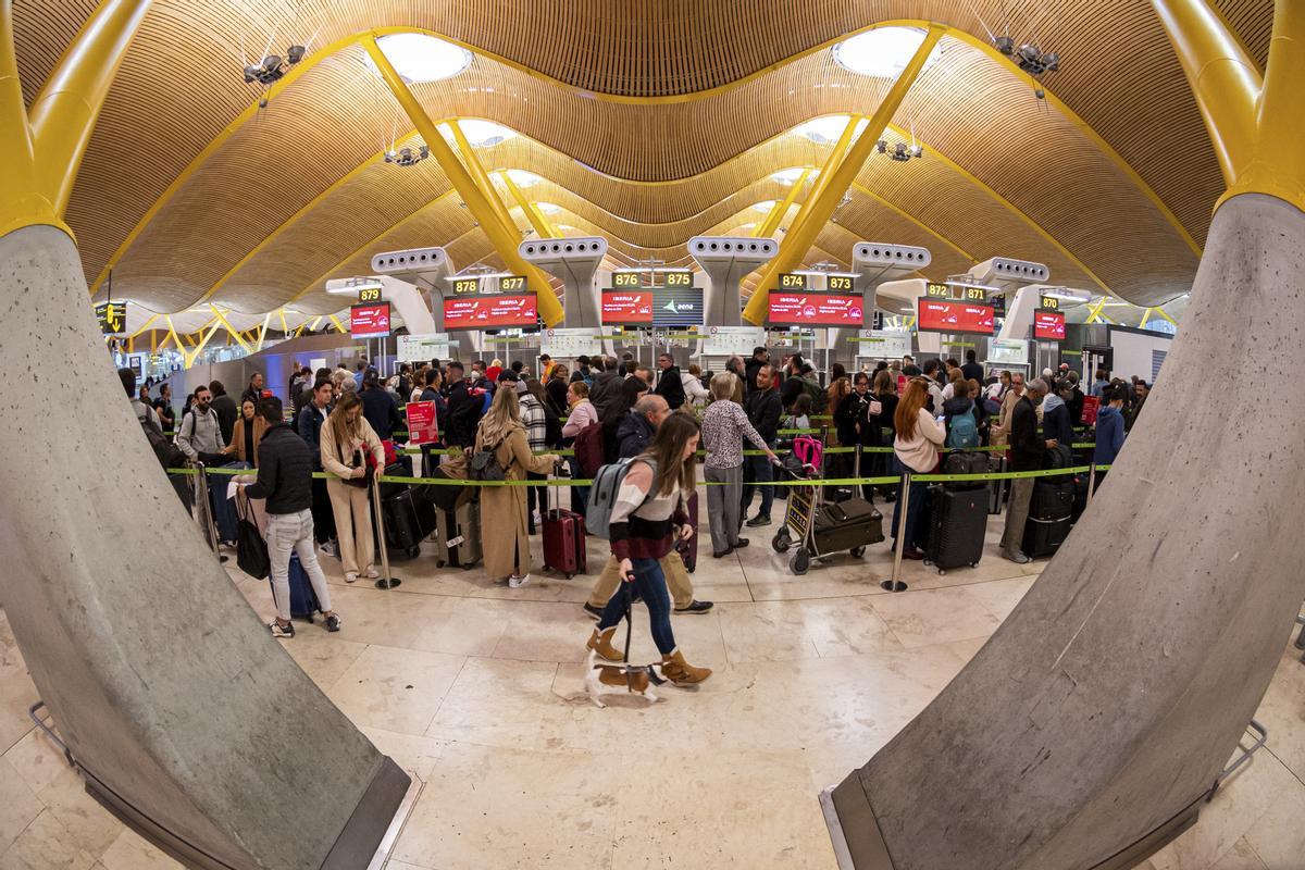 Viajeros en el aeropuerto de Madrid Barajas. Viajeros en el aeropuerto de Madrid Barajas.