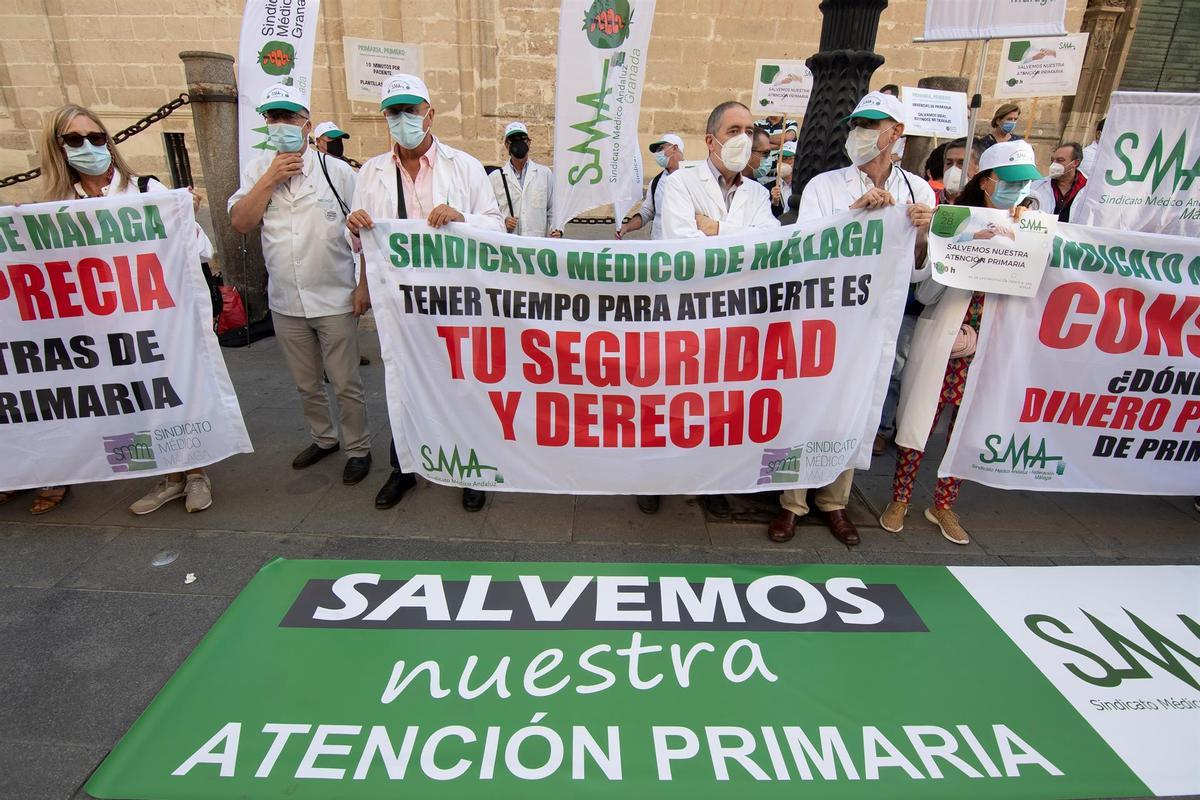 Médicos y pediatras andaluces se concentran en Sevilla por la Atención Primaria.