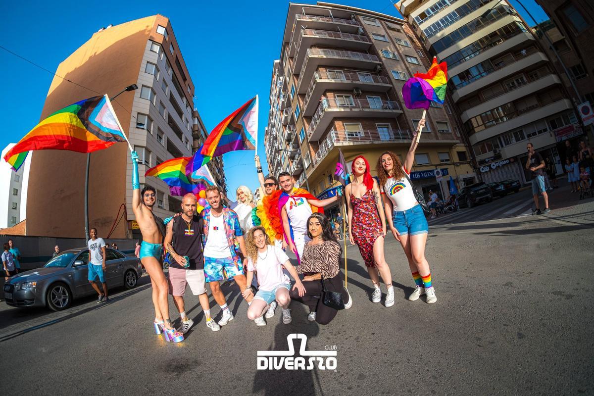 Los espectáculos de 'drag queens' de Albacete, en peligro de extinción por  las multas a su club LGTBI+ | El Periódico de España