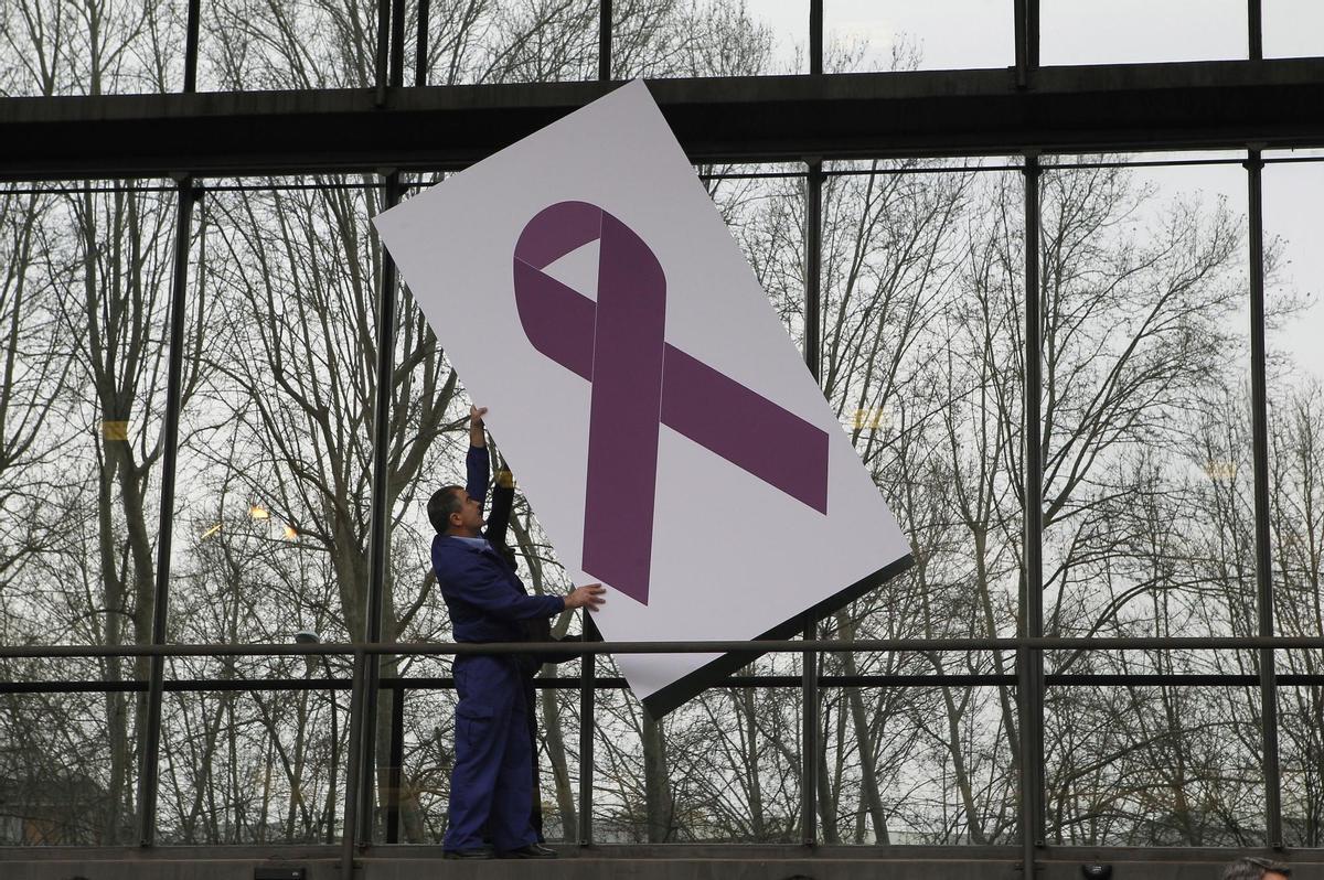 Un hombre sujeta un cartel contra la violencia de género, en una imagen de archivo.