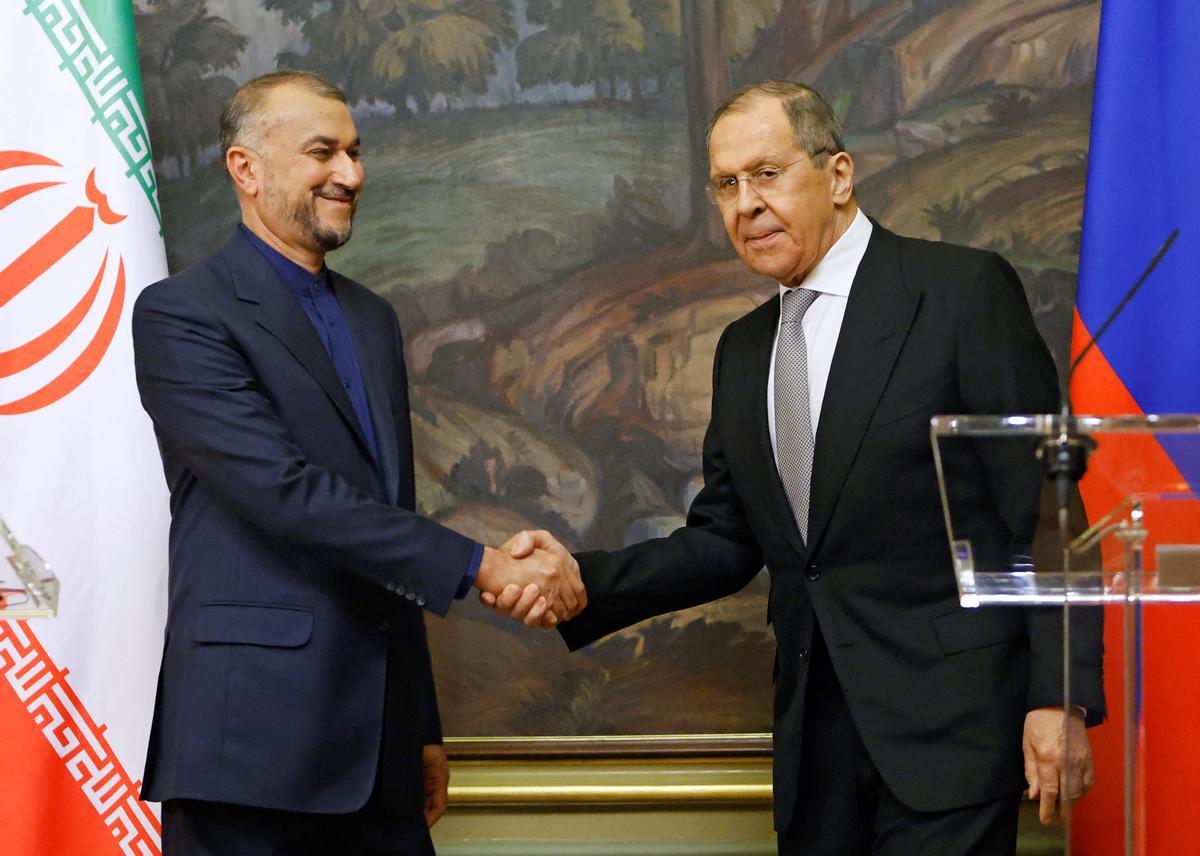 Sergei Lavrov, ministro de Exteriores de Rusia, se reúne con su homólogo iraní Hossein Amir-Abdollahian, este martes en Moscú.
