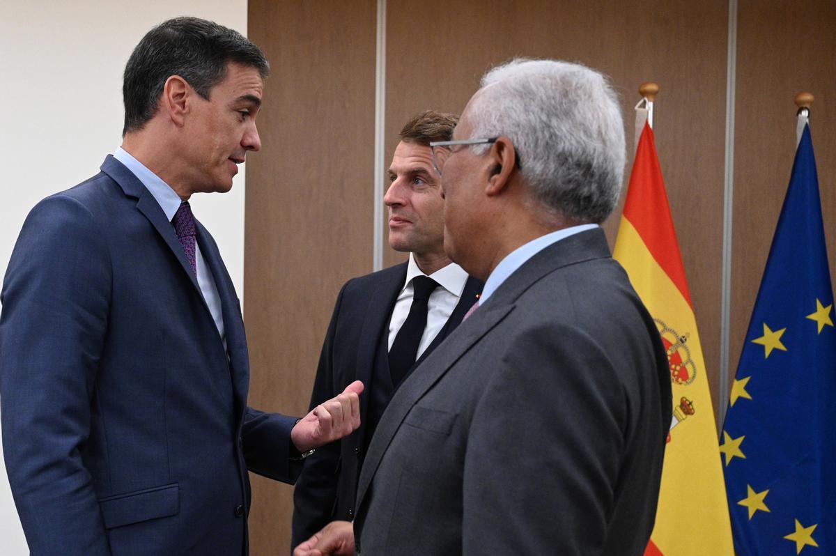 El presidente del Gobierno, Pedro Sánchez, el presidente francés, Emmanuel Macron, y el primer ministro portugués, Antonio Costa.