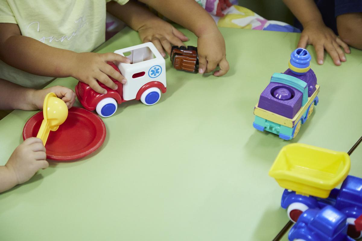 Detalles de unos niños jugando en una mesa durante la visita a la Escuela de Educación Infantil Amapola con motivo de la inauguración del curso 2022/2023 del primer ciclo de Infantil, a 1 de septiembre de 2022, en Sevilla (Andalucía, España). Detalles de unos niños jugando en una mesa durante la visita a la Escuela de Educación Infantil Amapola con motivo de la inauguración del curso 2022/2023 del primer ciclo de Infantil, a 1 de septiembre de 2022, en Sevilla (Andalucía, España).
