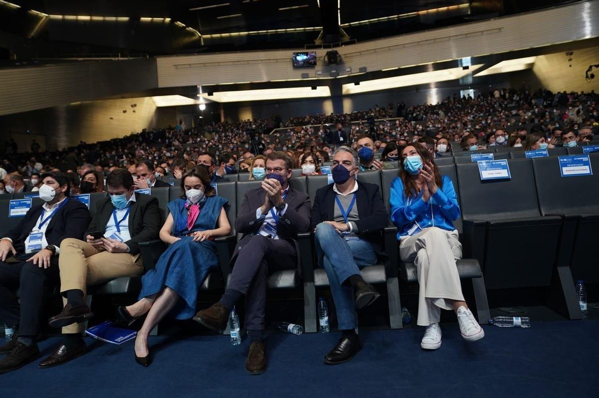 El Gobierno andaluz del PP iguala a Vox y PSOE en violencia de género: “Los extremos son malos” El Gobierno andaluz del PP iguala a Vox y PSOE en violencia de género: “Los extremos son malos”