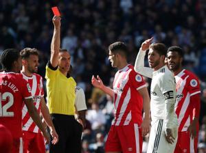Un árbitro enseña una tarjeta roja a Sergio Ramos frente al Girona en 2019.